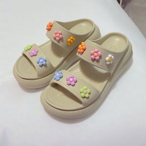 CROCS Classic Crush Sandal Women’s Size 6 Color - Bone